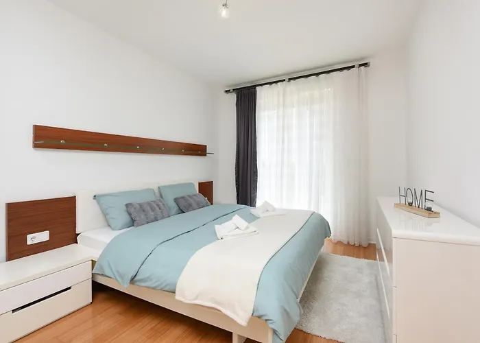 Luxurious Urban Retreat Apartment With Whirlpool And Private Parking