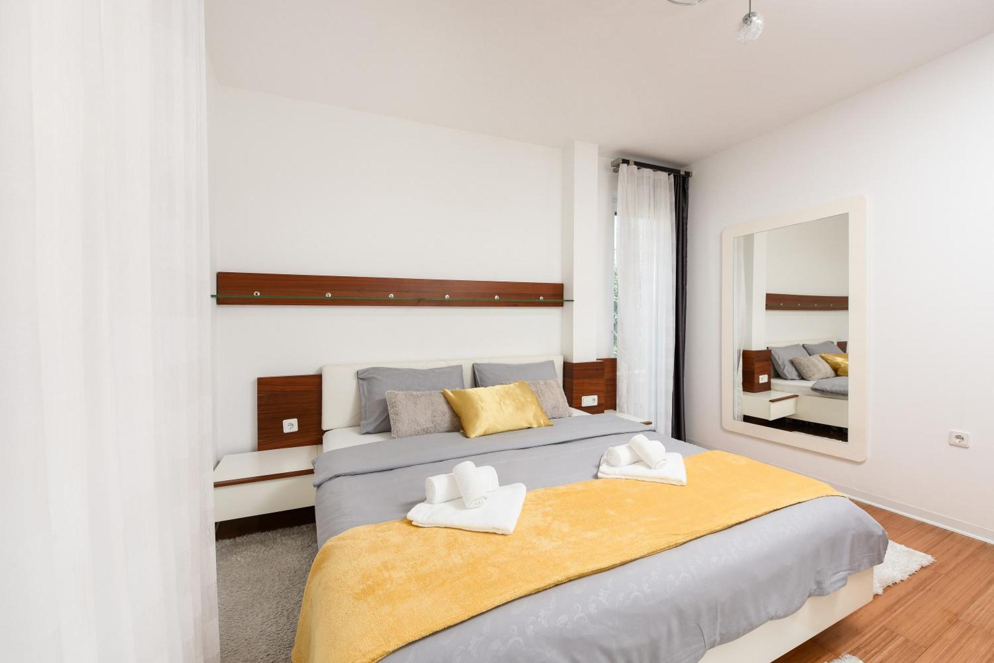 Apartment Luxurious Urban Retreat With Whirlpool And Private Parking