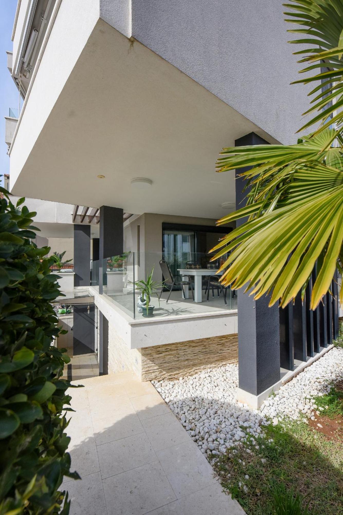 Apartment Luxurious Urban Retreat With Whirlpool And Private Parking